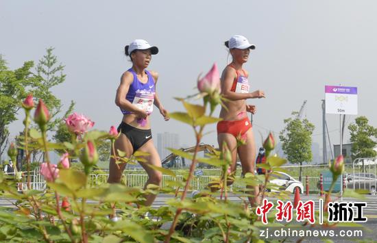 运动员角逐女子10公里竞走。 王刚 摄