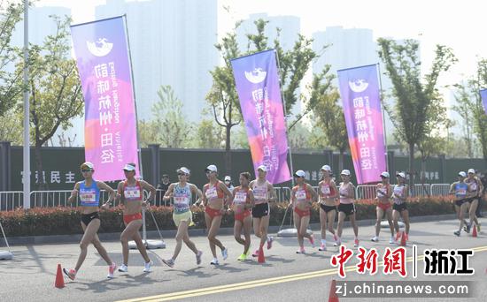 多名运动员角逐女子10公里竞走项目。 王刚 摄