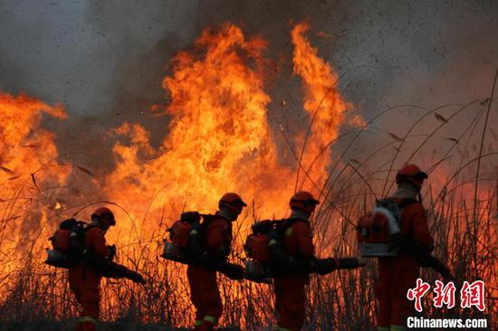 4月18日，新疆伊犁森林消防支隊采取不打招呼形式，組織滅火實戰拉動演練，演練現場處處彌漫著“硝煙味”　彭國華　攝