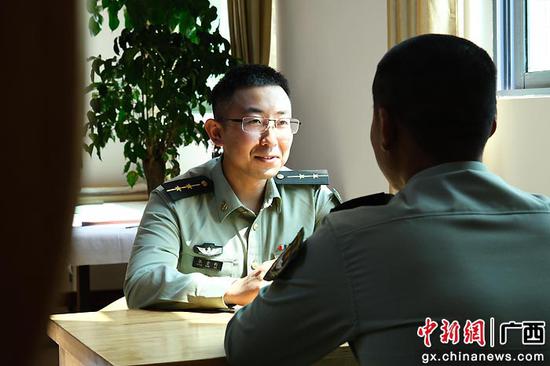军医张登钧课后为新兵进行心理辅导。
