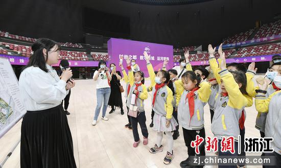 小学生们在乒乓球馆内参加“亚运知识小抢答”。 王川（通讯员） 摄