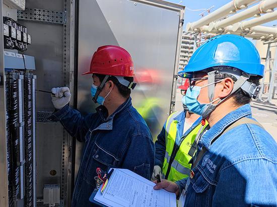17日，国网新疆超高压分公司天山换流站检修人员正在进行2号调相机端子箱二次回路紧固。赵延宁 摄