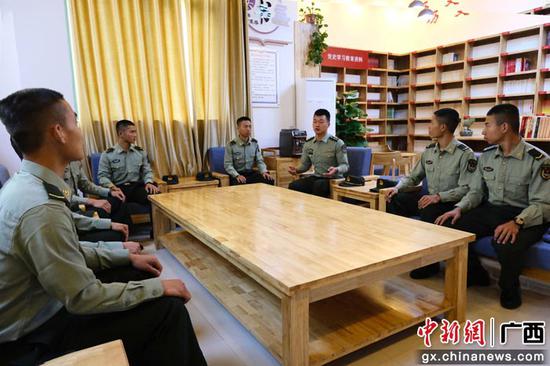 排长彭鑫与新兵交流讨论。
