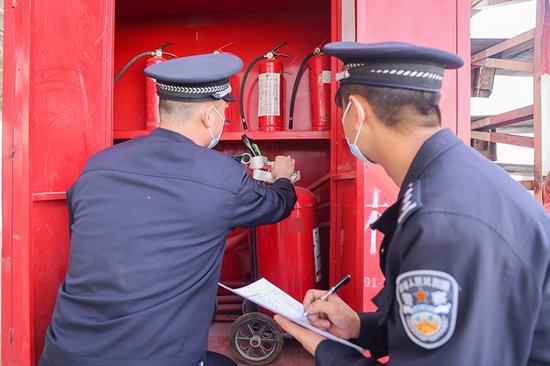民警对货运中心消防设施设备开展安全检查。