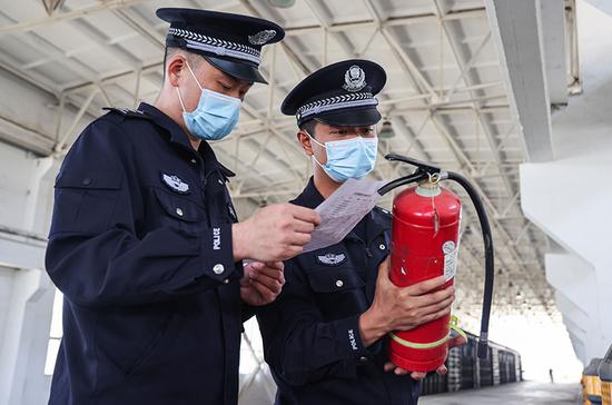 民警对货运中心消防设施设备开展安全检查。