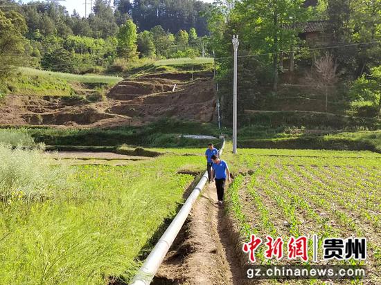 图为贵州平塘县水务有限责任公司工作人员日常巡检供水管道