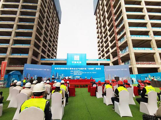 房屋市政工程安全生产治理行动“云观摩”推进会在中建新疆建工项目现场举办。