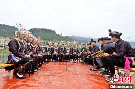 村民在巨洞村“云上谷雨节”活动现场演唱江上侗族大歌。　吴德军 摄
