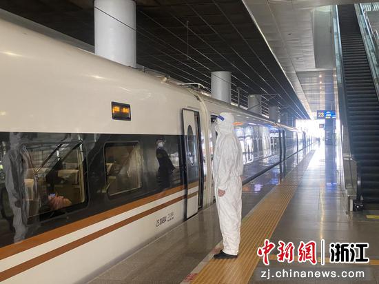 工作人员在站台。铁路杭州站供图