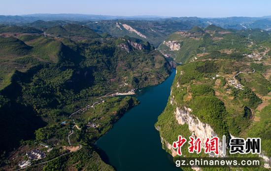 2022年4月20日拍摄的贵州省黔西市素朴镇境内的乌江一级支流鸭池河（无人机照片）。