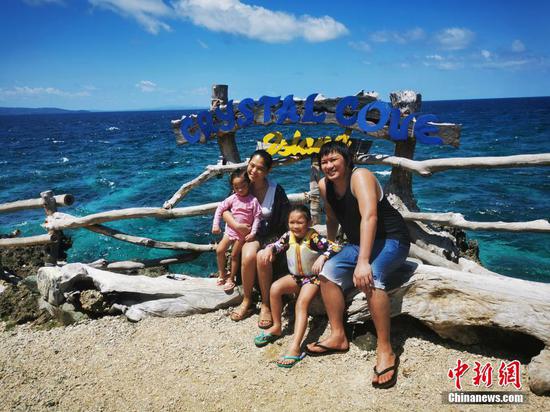 当地时间4月19日，在菲律宾长滩岛，菲律宾家庭游客在游玩。今年2月，菲律宾新冠疫情趋缓，3月政府宣布全国进入疫情“低风险状态”，旅游业逐渐恢复。 中新社记者 关向东 摄