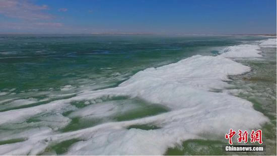 4月中旬以后，随着气温渐渐回暖，新疆北部的乌伦古湖湖面冰层开始融化，乌伦古湖位于福海县城西北，是新疆仅次于博斯腾湖的第二大渔业基地。图为大部分湖面已经呈现出蔚蓝色的水面。 沙依兰别克·托哈达哈孜 摄