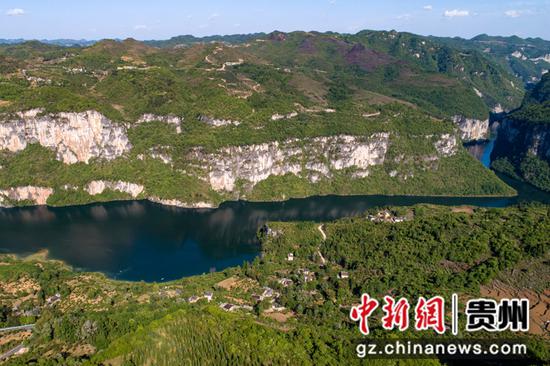 2022年4月20日拍摄的贵州省黔西市素朴镇境内的乌江一级支流鸭池河（无人机照片）。D
