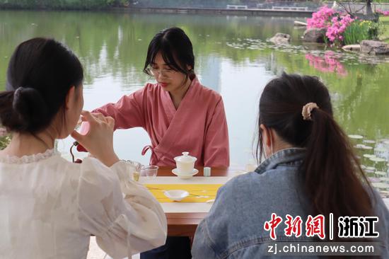 学生品茶。 浙江旅游职业学院提供