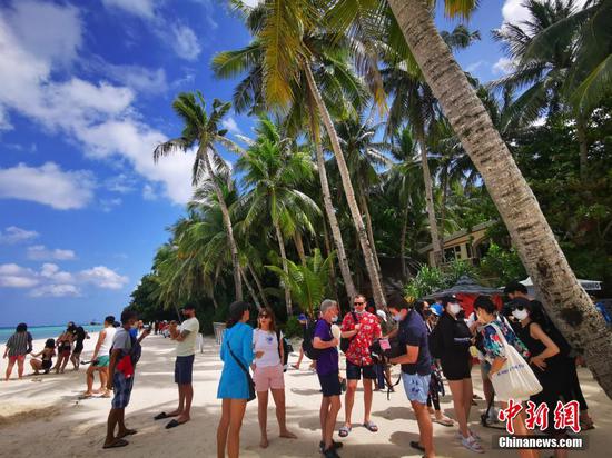 当地时间4月19日，菲律宾国家旅游部组织的来自中国、韩国、美国、英国等国的国际媒体团，在长滩实地采访著名的白沙滩。菲律宾4月1日起对全球完全接种疫苗的旅客开放。长滩是菲律宾知名的旅游胜地，也是菲重启国际旅游的标志性旅游目的地。 中新社记者 关向东 摄