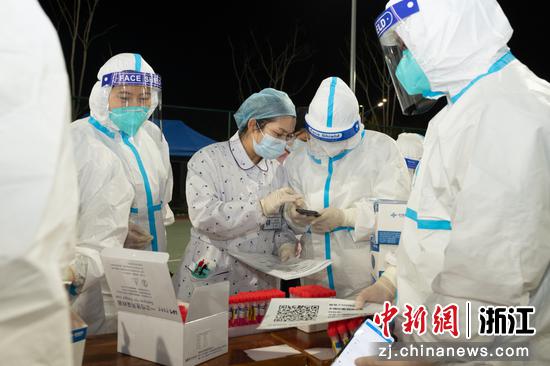 摄影作品《指导》。 嘉兴学院供图