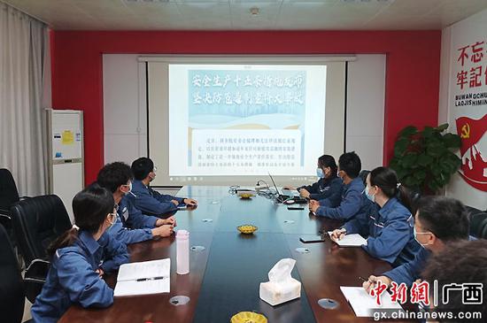崇左供电局基层班组学习“安全生产十五条措施”。刘鑫荣 摄