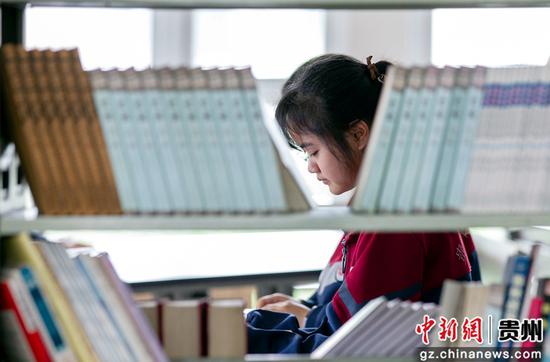 4月22日，贵州省黔西一中举行第十二届“读书节”活动，学生在图书馆阅读。