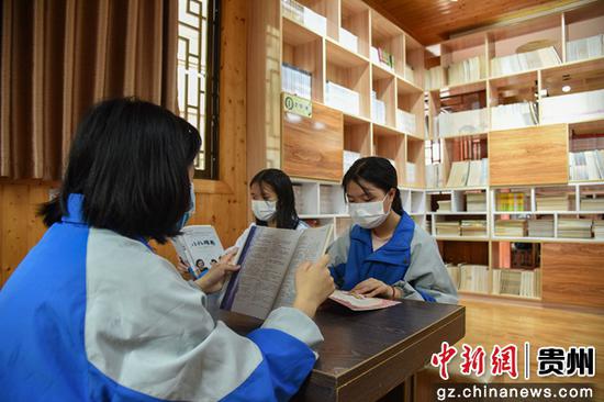 罗甸县第二中学学生在图书室阅读。