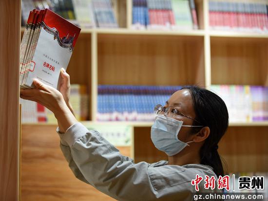 4月23日，贵州省黔南布依族苗族自治州罗甸县第二中学的老师在图书室里整理书籍。