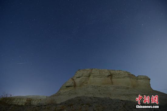 4月23日凌晨，新疆巴音郭楞蒙古自治州庫爾勒市，天琴座流星雨迎來極大，不時有流星劃過夜空。圖片來源：視覺中國