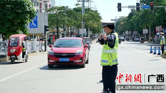 崇左交警在江南市场路段执勤 崇左警方供图