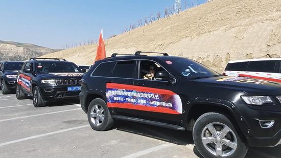 23日，玛纳斯县“百里丹霞风景道”自驾活动发车仪式在新疆玛纳斯县清水河哈萨克民族乡红坑村举行。缪文琴摄