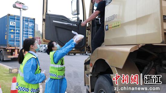 浙江沪杭甬工作人员为货车司机提供餐食服务。张振华 供图