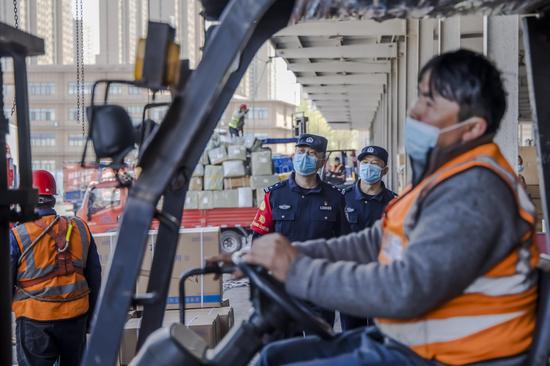 民警加強對貨場作業區的安全巡檢。