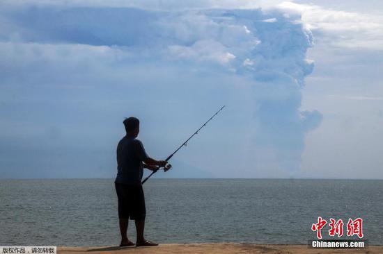 当地时间2022年4月24日，印尼西朗，据法新社报道，印度尼西亚喀拉喀托之子火山当日喷发，在爪哇岛和苏门答腊岛之间的海峡上喷出了厚厚的火山灰，场面壮观。