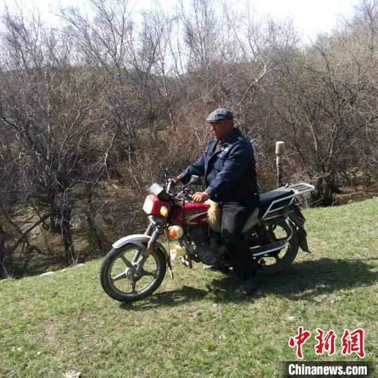 阿地肯·木卡骑着摩托沿着林区巡查。　受访者提供