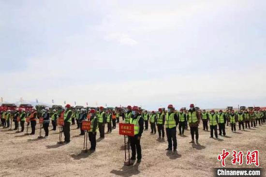 25日新疆和静县巴音布鲁克机场开工建设。　蔡志浩　摄