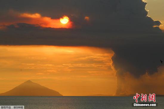 当地时间2022年4月24日，印尼西朗，据法新社报道，印度尼西亚喀拉喀托之子火山当日喷发，在爪哇岛和苏门答腊岛之间的海峡上喷出了厚厚的火山灰，场面壮观。