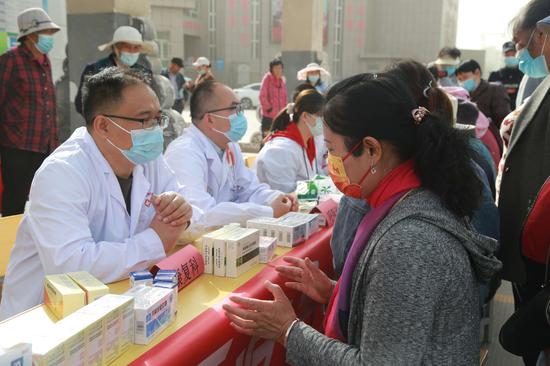 援疆医疗专家在一师十二团开展大型义诊活动