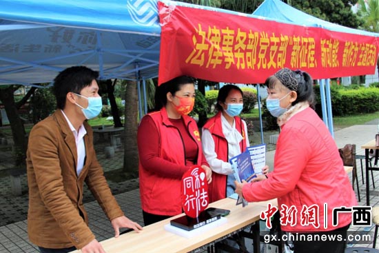 广西移动法务人员在新竹社区宣传知识产权条例。