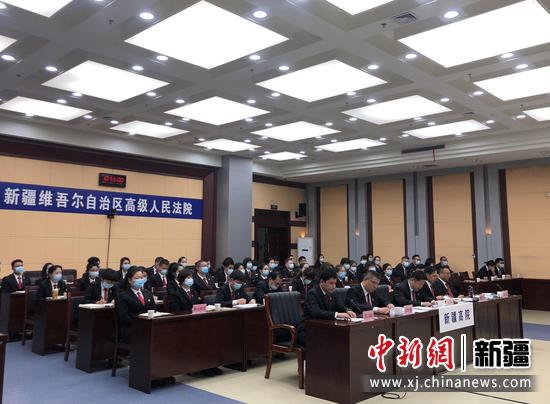 闽新法院联合举办青年干警线上论坛。（阿合加依克摄）