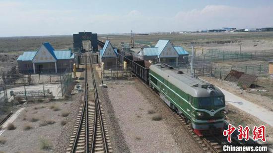 新疆霍尔果斯口岸首季度进口铁矿产品逾19万吨。　李明　摄