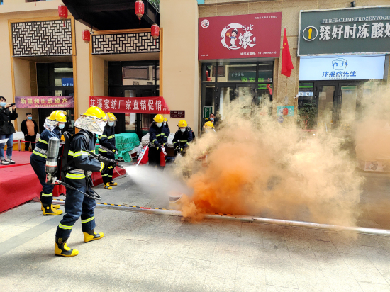 圖為消防人員在馕產業文旅小鎮拉動微型消防隊員初期火災撲救。