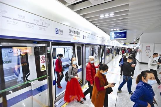 2021年12月16日，南宁轨道交通5号线一期工程正式通车，市民出行更加便捷。　本报记者潘浩　摄
