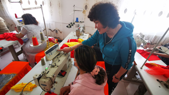 近日，在新疆巴音郭楞蒙古自治州尉犁县喀尔曲尕乡故乡兴旺合作社内，参加培训的妇女正在熟悉缝纫机的各项操作流程。