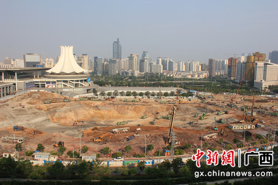 2015年3月30日，郑风彪主持建设的南宁国际会展中心改扩建工程BC地块正在施工中 中建八局二公司供图