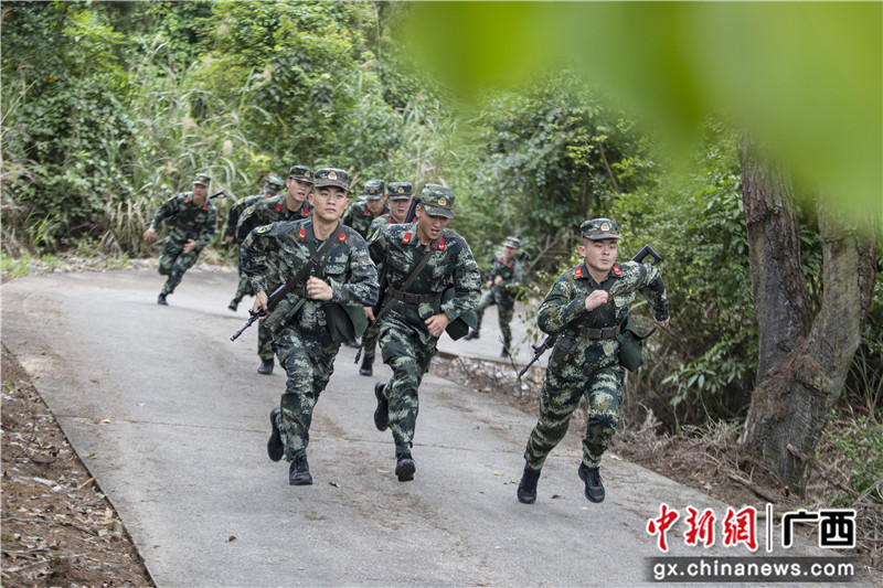 柳州：武警官兵開展強化訓練