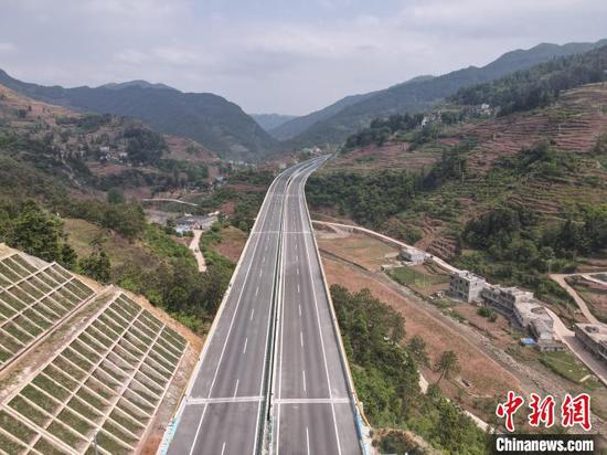 贵州：镇赫高速公路建成通车