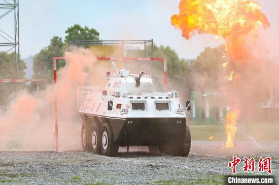 防暴装甲车分队在进行“装甲车驾驶”课目比拼。　瞿宏伦 摄