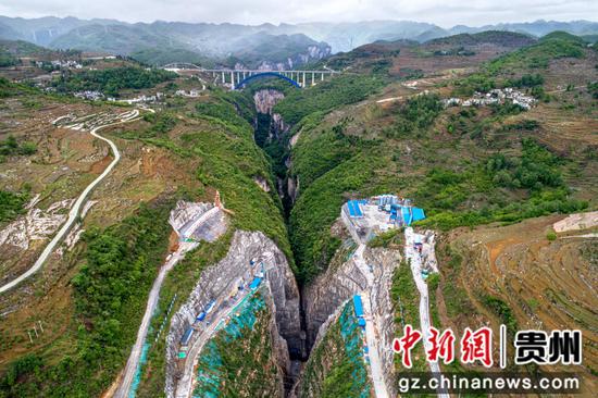 2022年5月1日，贵州省黔西市凹水河水库大坝施工现场（无人机拍摄）。