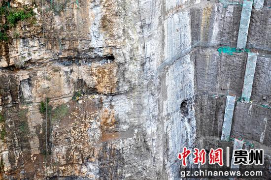 2022年5月1日，贵州省黔西市凹水河水库大坝施工现场，建设者在坝肩作业。