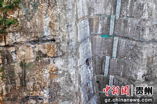2022年5月1日，贵州省黔西市凹水河水库大坝施工现场，建设者在坝肩作业。