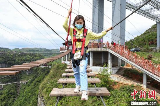 游客在景区体验“高空吊桥”项目。　瞿宏伦 摄