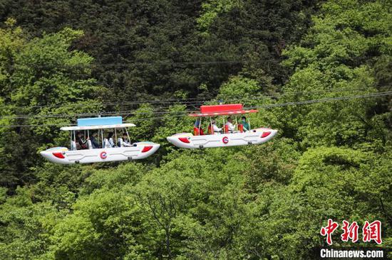 游客在景区体验“高空飞艇”项目。　瞿宏伦 摄