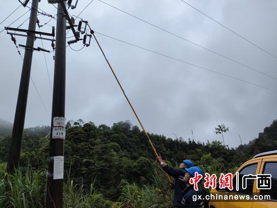 南方电网广西新电力集团金秀供电公司金秀供电所对10千伏罗梦线试送电成功后合上刀闸。